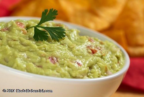 Blender İle Süper Lezzetli Yiyecekler / Latin mutfağı guakamolesiz olmaz. Bir blender ile lezzetli, kremsi guakamole yapmak çok kolay. Guakamole, beslenme planınıza ekleyebileceğiniz harika bir kaynak. Sadece avakado parçalarını harmanlayın, karıştırın ve tadını çıkarın.