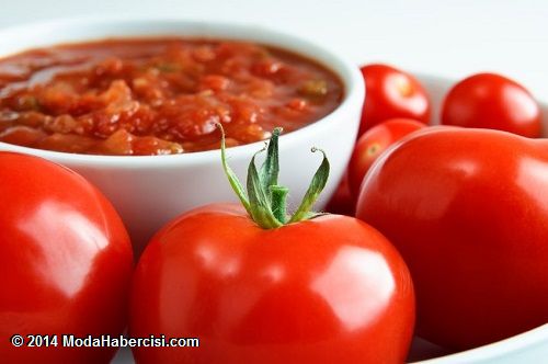 Blender İle Süper Lezzetli Yiyecekler / Salata sosları gibi, mağazalarda satılan salsaları da pek tercih etmeyin. Bunun yerine kendi, sağlıklı salsanızı yapmaya başlayın. Sadece domates, soğan, kişniş otu, limon suyu, karabiberi karıştırarak kendi salsa sosunuzu yapabilirsiniz.