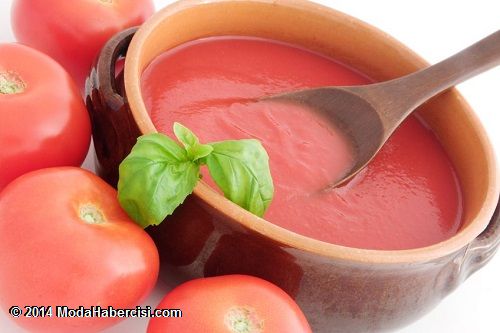 Blender İle Süper Lezzetli Yiyecekler / Konserve domates sosları, rafine yağlar ve yüksek derecede şeker içerir. Yapay, diyabete yol açan bu maddelerden kaçının ve kendi ev yapımı domates pürenizi yapmayı deneyin. Eğer sevdiğiniz yemeklerde kullanabileceğiniz basit ama lezzetli bir sos elde etmek istiyorsanız taze domates, fesleğen ve sarımsağı karıştırın.