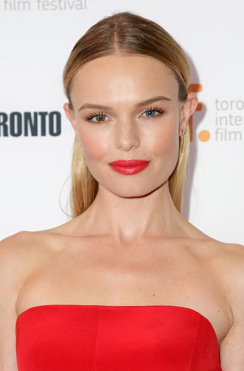 Yuvarlak Yüzler İçin Trend Saç Stilleri / Yuvarlak Yüz İçin Saç Stili #3: Kate Bosworth Merkezden Ayrılmış Yarım Kabarık Saç Modeli
Yuvarlak bir yüz biçiminiz varsa, saçı merkezden ayırmak her zaman büyük bir seçenektir.Kate Bosworth, bu şık saçını kırmızı rujuyla ile eşleştirmeyi başarmış. Özellikle de özel günler için şaşırtıcı bir saç modeli.