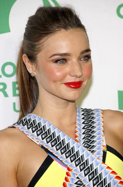 Yuvarlak Yüzler İçin Trend Saç Stilleri / Yuvarlak Yüzler İçin Saç Stili #5: Miranda Kerr Dağınık At Kuyruğu
Tatlı yüz Miranda Kerr, gittiği her yerde yıldız gibi parlar. O, güzel oval yüzüne bakmak için yapılmış dağınık at kuyruğunu seçtiği gözüküyor. Parlak ve koyu makyaj sayesinde mükemmel görünüyor.