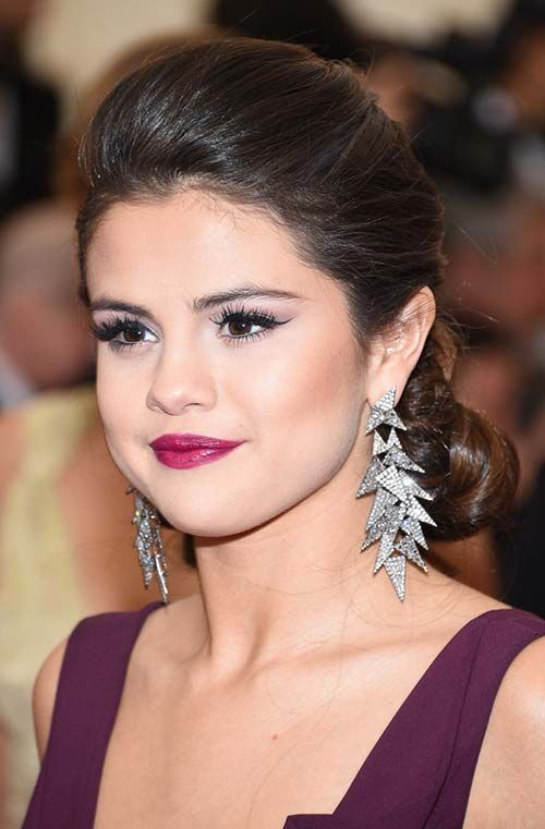 Yuvarlak Yüzler İçin Trend Saç Stilleri / Yuvarlak Yüz İçin Saç Stili #1 Yüz: Selena Gomez Chignon
Kim yuvarlak bir yüz şekli olanlara her zaman gevşek saçın gideceğini söyledi? Aslında, özel günler için doğru bir seçim olabilir.
Selana Gomez'in süper şık topuzu biraz uzun bırakılmış veya yüzü için o şekilde kullanılmış ve onun şaşırtıcı yüz özellikleri arasındaki mükemmel dengeyi oluşturmak için kopyalanmış.