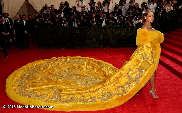 Rihanna'nn Elbisesi Olay Oldu